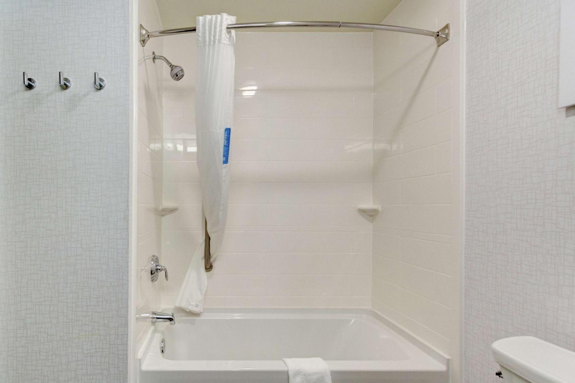 Queen Room Bath Tub Non-Smoking,1557441337:JPEG